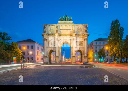 Siegestor (Siegestor) Triumphbogen in München, Deutschland bei Nacht Stockfoto