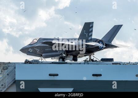 HMS Queen Elizabeth bei der Ankunft im Hafen von Portsmouth mit einem F35-Flugzeug an Deck Stockfoto