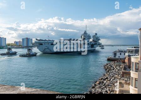 HMS Queen Elizabeth bei der Ankunft im Hafen von Portsmouth mit einem F35-Flugzeug an Deck Stockfoto