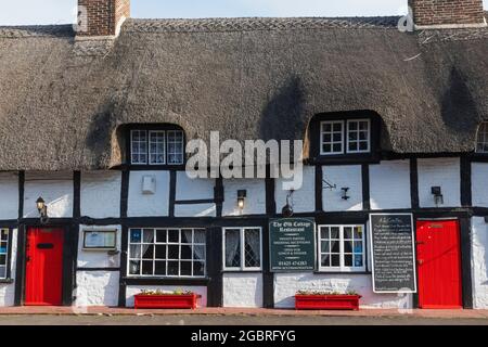 England, Hampshire, New Forest, Ringwood, strohgedeckte Fachwerkgebäude aus dem 14. Jahrhundert, jetzt das Old Cottage Restaurant Stockfoto