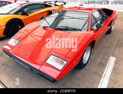 Dreiviertel Frontansicht einer Lamborghini Countach 25th Anniversary Edition, in der Supercar Legends Display, bei der Silverstone Classic 2021 Stockfoto