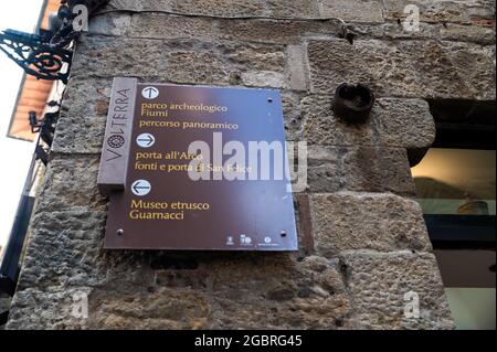 Volterra, Toskana, Italien. August 2020. Touristeninformationsschilder. Stockfoto