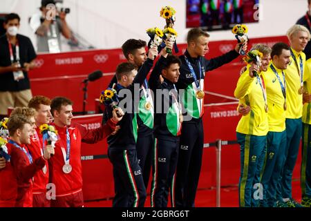 Siegerehrung, Siegerehrung, von links nach rechts Team DEN, Lasse Norman HANSEN (DEN), Niklas LARSEN (DEN), Frederik MADSEN (DEN), Rasmus PEDERSEN (DEN) Team ITA: Simone CONSONNI (ITA), Filippo GANNA (ITA), Francesco LAMON, (ITA), Jonathan MILAN (ITA), Sieger, Sieger, Olympiasieger, 1. Platz, Goldmedaille, Goldmedaillengewinnerin, Olympiasieger, Goldmedaillengewinnerin, Team AUS: Kelland O'BRIEN (AUS), Sam WELSFORD (AUS), Leigh HOWARD (AUS), Lucas PLAPP (AUS), 3. Platz, Bronzemedaille, Bronzemedaille, Bronzemedaillengewinnerin, Medaillengewinnerin vierfach, Rennrad, Radrennbahn Men's Team Pursuit AT Stockfoto