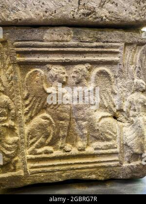 Bas Reliefdekoration eines etruskischen Sarkophags (4. Jh. v. Chr.) - Archäologisches Nationalmuseum Tarquinia, Italien Stockfoto