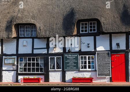 England, Hampshire, New Forest, Ringwood, strohgedeckte Fachwerkgebäude aus dem 14. Jahrhundert, jetzt das Old Cottage Restaurant Stockfoto