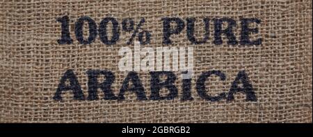 Die Inschrift auf dem Sackleinen. Arabica-Kaffee Stockfoto