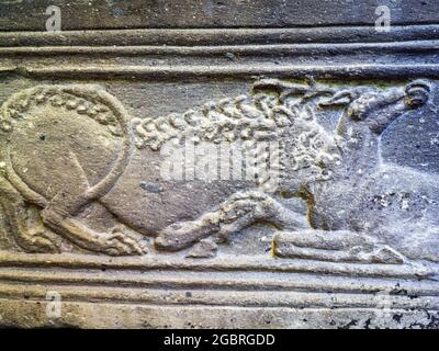 Bas Reliefdekoration eines etruskischen Sarkophags (4. Jh. v. Chr.) - Archäologisches Nationalmuseum Tarquinia, Italien Stockfoto