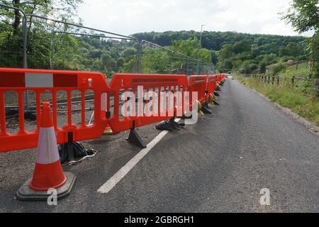 Straßensperrung auf der B5605 Newbridge Wrexham, nachdem ein Teil der Straße während des Sturms Christoph im Januar 2021 in den Fluss Dee eingestürzt war Stockfoto