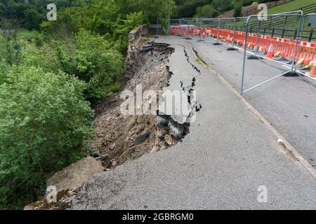 Straßensperrung auf der B5605 Newbridge Wrexham, nachdem ein Teil der Straße während des Sturms Christoph im Januar 2021 in den Fluss Dee eingestürzt war Stockfoto