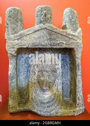 Aedicule Stele mit weiblichem Kopf in Hochrelief (Ende des 4. Jahrhunderts) - Archäologisches Nationalmuseum Tarquinia, Italien Stockfoto