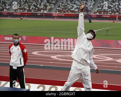 Tokio, Japan. August 2021. Der US-Amerikaner Noah Lyles feiert seine Bronzemedaille mit einer Zeit von 19.74 zusammen mit dem Goldmedaillengewinnerin Andre de Grasse (L), 19.62, während der 200-m-Medaillenfeiern der Männer im Olympiastadion während der Olympischen Sommerspiele 2020 in Tokio, Japan, am Donnerstag, den 5. August 2021. Foto von Tasos Katopodis/UPI Credit: UPI/Alamy Live News Stockfoto