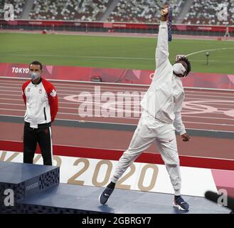 Tokio, Japan. August 2021. Der US-Amerikaner Noah Lyles feiert seine Bronzemedaille mit einer Zeit von 19.74 zusammen mit dem Goldmedaillengewinnerin Andre de Grasse (L), 19.62, während der 200-m-Medaillenfeiern der Männer im Olympiastadion während der Olympischen Sommerspiele 2020 in Tokio, Japan, am Donnerstag, den 5. August 2021. Foto von Tasos Katopodis/UPI Credit: UPI/Alamy Live News Stockfoto