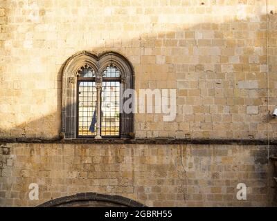 Fenster im Innenhof des Renaissance-Vitelleschi-Palastes, in dem sich das Archäologische Nationalmuseum Tarquinia befindet - Tarquinia, Italien Stockfoto