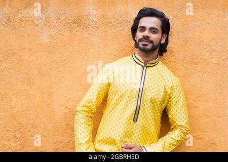 Junges männliches Modell in gelber Kurta Stockfoto