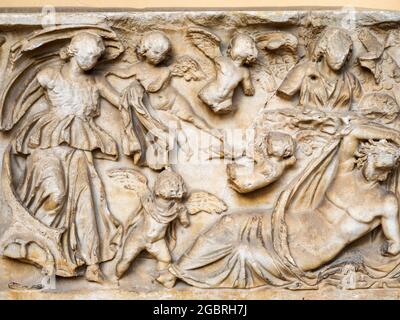 Altes etruskisches Sarkophag Flachrelief - Archäologisches Nationalmuseum Tarquinia, Italien Stockfoto