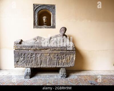 Etruskische Sarkophage - Archäologisches Nationalmuseum Tarquinia, Italien Stockfoto