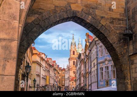 Berühmtes ikonisches Bild der Karlsbrücke und der Prager Skyline In der Tschechischen Republik Stockfoto