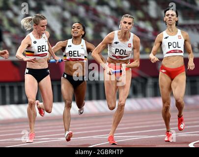 Die Belgierin Imke Vervaet und die Belgierin Naomi Van Den Broeck wurden während der Vorläufe des 4x400-m-Frauen-Staffellaufs am 14. Tag der Tokyo 2 in Aktion aufgenommen Stockfoto