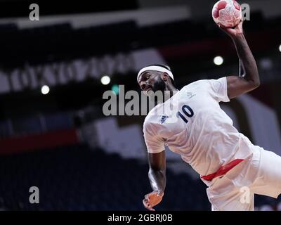 Tokio. August 2021. Dika Mem aus Frankreich tritt am 5. August 2021 beim Halbfinalspiel der Handball-Männer zwischen Frankreich und Ägypten bei den Olympischen Spielen 2020 in Tokio, Japan, an. Quelle: Liu Dawei/Xinhua/Alamy Live News Stockfoto