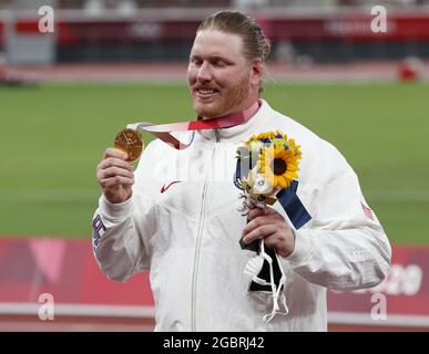 Tokio, Japan. August 2021. Der 23.30-Jahre-US-Amerikaner Ryan Crouser posiert mit seiner Goldmedaille während der Men's Shot Put Medal Ceremonies im Olympiastadion während der Olympischen Sommerspiele 2020 in Tokio, Japan, am Donnerstag, den 5. August 2021. Foto von Tasos Katopodis/UPI Credit: UPI/Alamy Live News Stockfoto