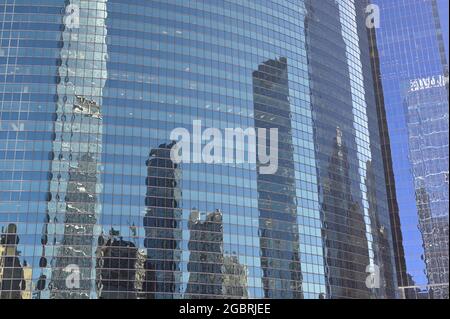 Eine Flussrundfahrt bietet einen atemberaubenden Blick auf die architektonische Skyline entlang des Chicago Flusses, Chicago IL Stockfoto