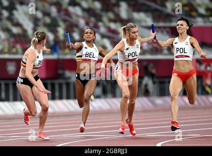 Die Belgierin Imke Vervaet und die Belgierin Naomi Van Den Broeck wurden während der Vorläufe des 4x400-m-Frauen-Staffellaufs am 14. Tag der Tokyo 2 in Aktion aufgenommen Stockfoto