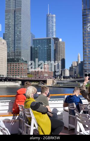 Touristen auf einer Flussrundfahrt erkunden die Architektur entlang der Schleife, Chicago IL Stockfoto