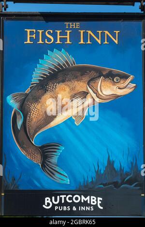 England, Hampshire, New Forest, Ringwood, The Fish Inn Pub Sign Stockfoto