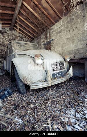 Verlassene Oldtimer Car in einer verlorenen Immobilie Stockfoto