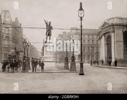 Eine Ansicht des späten 19. Jahrhunderts der Statue von Henry Grattan (1746-1820), einem irischen Politiker und Anwalt, der sich im späten 18. Jahrhundert von Großbritannien aus für die gesetzgeberische Freiheit des irischen Parlaments einsetzte. Als hervorragender Redner forderte er, Irland seinen rechtmäßigen Status als unabhängige Nation zu gewähren. Die Statue steht im College Green, Dublin, vor dem Gebäude der Bank of Ireland, das bis 1800 Irlands Parlamentsgebäude war. Stockfoto