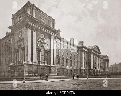 Eine Ansicht des Regent House aus dem späten 19. Jahrhundert, das als zentraler Eingang zum Campus des Trinity College in Dublin, Irland, fungiert. Das ‘Front Gate’ (Eingang zum Regent House) zum College-Gelände wurde in den 1750er Jahren erbaut und führt vom College Green aus, mit einer großen Holztür mit einer kleineren, regelmäßig großen Tür, die in die Mitte geschnitzt wurde und Fußgänger in das Gebäude hinein tränkelt. Stockfoto