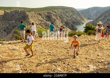 ZADAR, KROATIEN - 10. Jul 2021: Die Menschen stehen auf einem Berg mit Blick auf die Schlucht des Flusses Zrmanja in Zadar, Kroatien Stockfoto