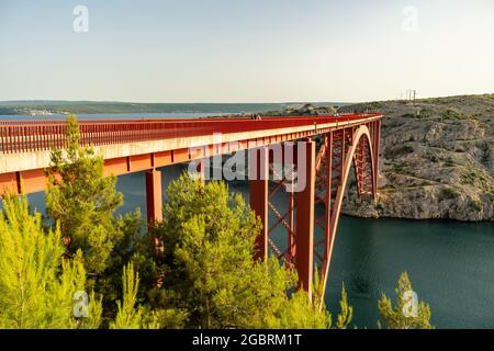 ZADAR, KROATIEN - 10. Jul 2021: Eine lange Brücke über die Schlucht des Flusses Zrmanja in Zadar, Kroatien Stockfoto