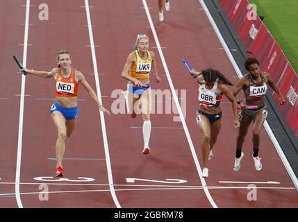 Tokio, Japan. August 2021. Die Athleten treten am Donnerstag, den 5. August 2021, in der 1. Runde der 4x400-m-Staffel der Frauen bei den Olympischen Sommerspielen 2020 in Tokio, Japan, an. Foto von Bob Strong/UPI Credit: UPI/Alamy Live News Stockfoto