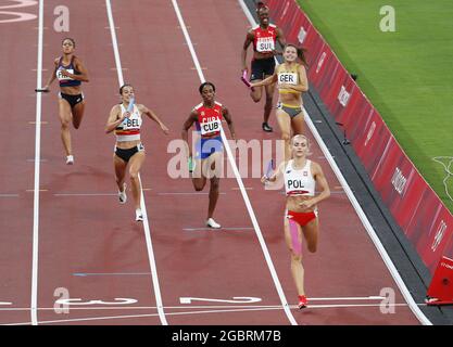 Tokio, Japan. August 2021. Die Athleten treten am Donnerstag, den 5. August 2021, in der 1. Runde der 4x400-m-Staffel der Frauen bei den Olympischen Sommerspielen 2020 in Tokio, Japan, an. Foto von Bob Strong/UPI Credit: UPI/Alamy Live News Stockfoto