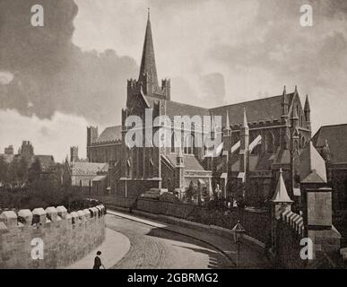 Eine Ansicht der St. Patrick's Cathedral aus dem späten 19. Jahrhundert in Dublin, Irland. Gegründet 1191, ist es die nationale Kathedrale der Church of Ireland, in der das Dekanat seit 1219 existiert, der berühmteste Amtsinhaber ist Jonathan Swift. Die neu unabhängige Kirche auf ihrer Generalsynode löste schließlich das Problem der „zwei Kathedralen“ und machte Christ Church zur einzigen und unbestrittenen Kathedrale der Diözese Dublin und St. Patrick's zur nationalen Kathedrale. Stockfoto