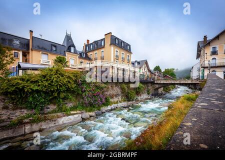 Stadtzentrum, Luz-Saint-Sauveur ist eine Gemeinde im Département Hautes-Pyrénées in der Region Ozitan im Südwesten Frankreichs am Baztan. Stockfoto