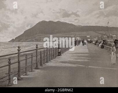 Eine Ansicht der Promenade in Bray im Norden der Grafschaft Wicklow, Irland, aus dem späten 19. Jahrhundert. Im Mittelalter war es ein kleines herrschaftliches Dorf an der südlichen Grenze der Pale, dann in der zweiten Hälfte des 18. Jahrhunderts begannen die Dublin-Mittelschichten, sich dort zu verlagern. Die Dublin and Kingstown Railway wurde 1854 bis Bray erweitert und die Stadt entwickelte sich zu einem Badeort mit Hotels und Wohnterrassen in der Nähe der Küste. Stockfoto