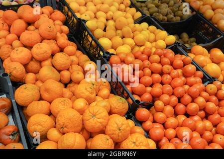Frische Orangen auf dem Markt in Kisten, gesunde Lebensmittel platziert Stockfoto