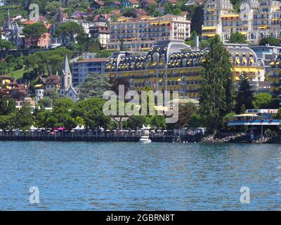 Der malerische Genfersee und die europäische Stadt Montreux im Kanton Waadt in der Schweiz, der klare blaue Himmel an 2017 warmen sonnigen Sommertagen im Juli. Stockfoto