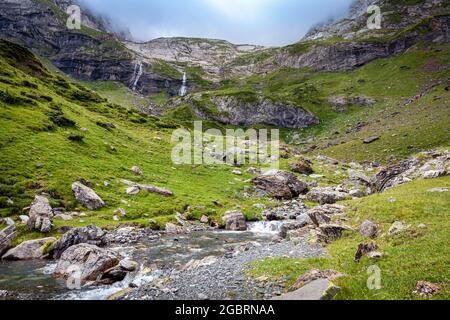 Der Cirque de Troumouse ist ein gletscherkessel im Zentrum der Pyrenäenkette, im Département Hautes-Pyrénées in Frankreich, der die Grenze bildet Stockfoto