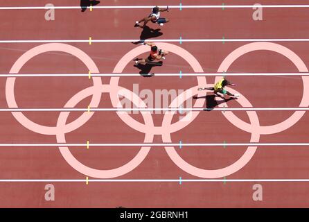 Tokio, Japan. August 2021. Athleten treten bei den Olympischen Spielen in Tokio 2020 in Tokio, Japan, am 5. August 2021 bei der 4x100-m-Hitze der Männer an. Quelle: Zhang Chuanqi/Xinhua/Alamy Live News Stockfoto