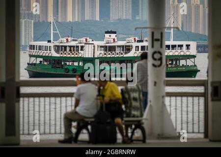 Der „Silver Star“, eine der Star Ferry-Flotte, passiert Central Ferry Pier 8 auf Hong Kong Island und überquert den Victoria Harbour nach Tsim Sha Tsui Stockfoto