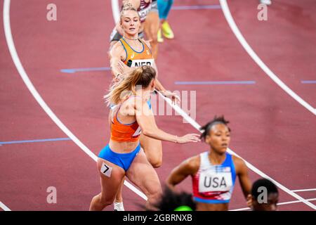 TOKIO, JAPAN - 5. AUGUST: Lieke Klaver aus den Niederlanden und Lisanne de Witte aus den Niederlanden treten am 5. August 2021 im Olympiastadion in Tokio (Foto: Yannick Verhoeven/Orange Picturs) im Rahmen der Olympischen Spiele 2020 in Tokio bei der 4 x 400-m-Staffel der Frauen an (Foto: Yannick Verhoeven/Orange Picturs) NOCNSF ATLETIEKUNIE Stockfoto