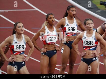 Tokio, Japan. August 2021. Athleten aus Großbritannien, darunter Dina Asher-Smith, Imani Lansiquot, Daryll Neita, Ashleigh Nelson und Asha Philip, reagieren auf die Ergebnisse, nachdem sie am Donnerstag, dem 5. August 2021, in der 1. Runde der 4x400-m-Staffel der Frauen bei den Olympischen Sommerspielen in Tokio 2020 in Tokio, Japan, an den Start gekommen sind. Foto von Bob Strong/UPI Credit: UPI/Alamy Live News Stockfoto