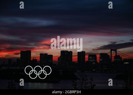 Tokio, Japan. August 2021. Blick auf die Olympischen Ringe und die Skyline. Quelle: Swen Pfoertner/dpa/Alamy Live News Stockfoto