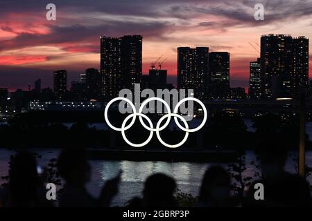 Tokio, Japan. August 2021. Blick auf die Olympischen Ringe und die Skyline. Quelle: Swen Pfoertner/dpa/Alamy Live News Stockfoto