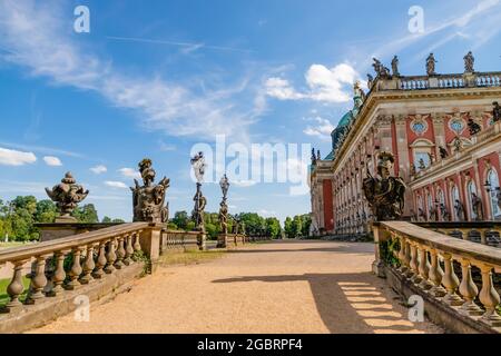 Neues Schloss oder Neues Palais im Park Sanssouci, Potsdam, Deutschland. Sonniger Tag Stockfoto