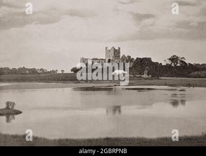 Eine Ansicht der Dunbrody Abbey aus dem späten 19. Jahrhundert, einem ehemaligen Zisterzienserkloster in der Grafschaft Wexford, Irland, wurde 1536 unter Heinrich VIII. Aufgelöst. Die kreuzförmige Kirche wurde im 13. Jahrhundert erbaut, der Turm wurde im 15. Jahrhundert hinzugefügt. Stockfoto