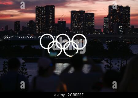 Tokio, Japan. August 2021. Blick auf die Olympischen Ringe und die Skyline. Quelle: Swen Pfoertner/dpa/Alamy Live News Stockfoto